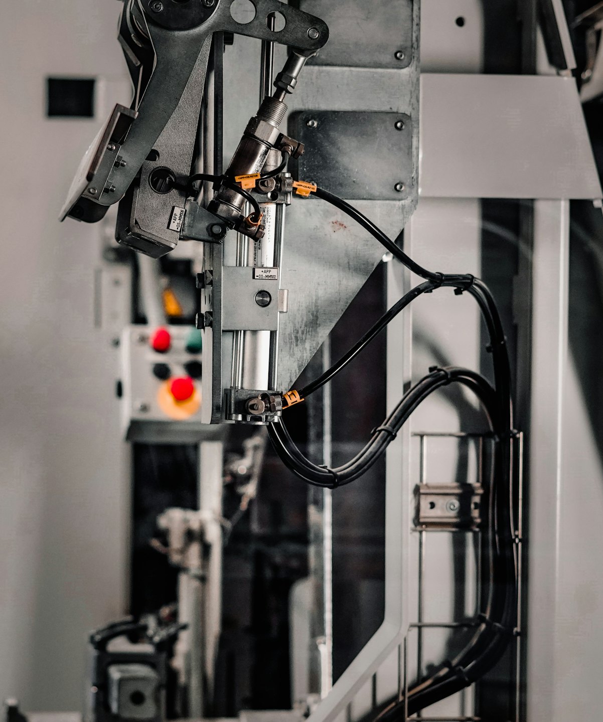 Particolare di macchinari industriali con componenti metallici e cavi.
