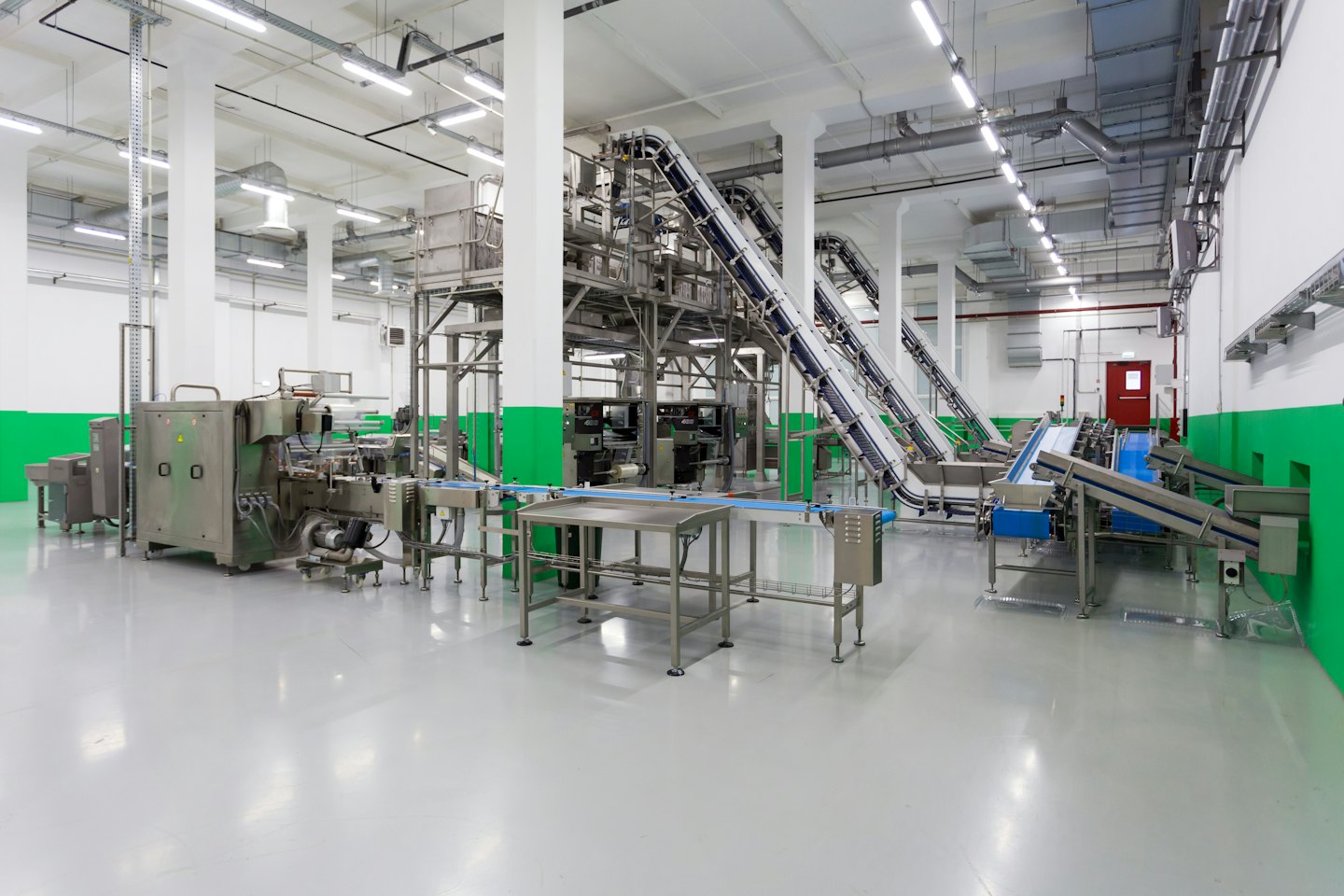 Macchinari industriali automatizzati su una linea di produzione pulita e sterile.