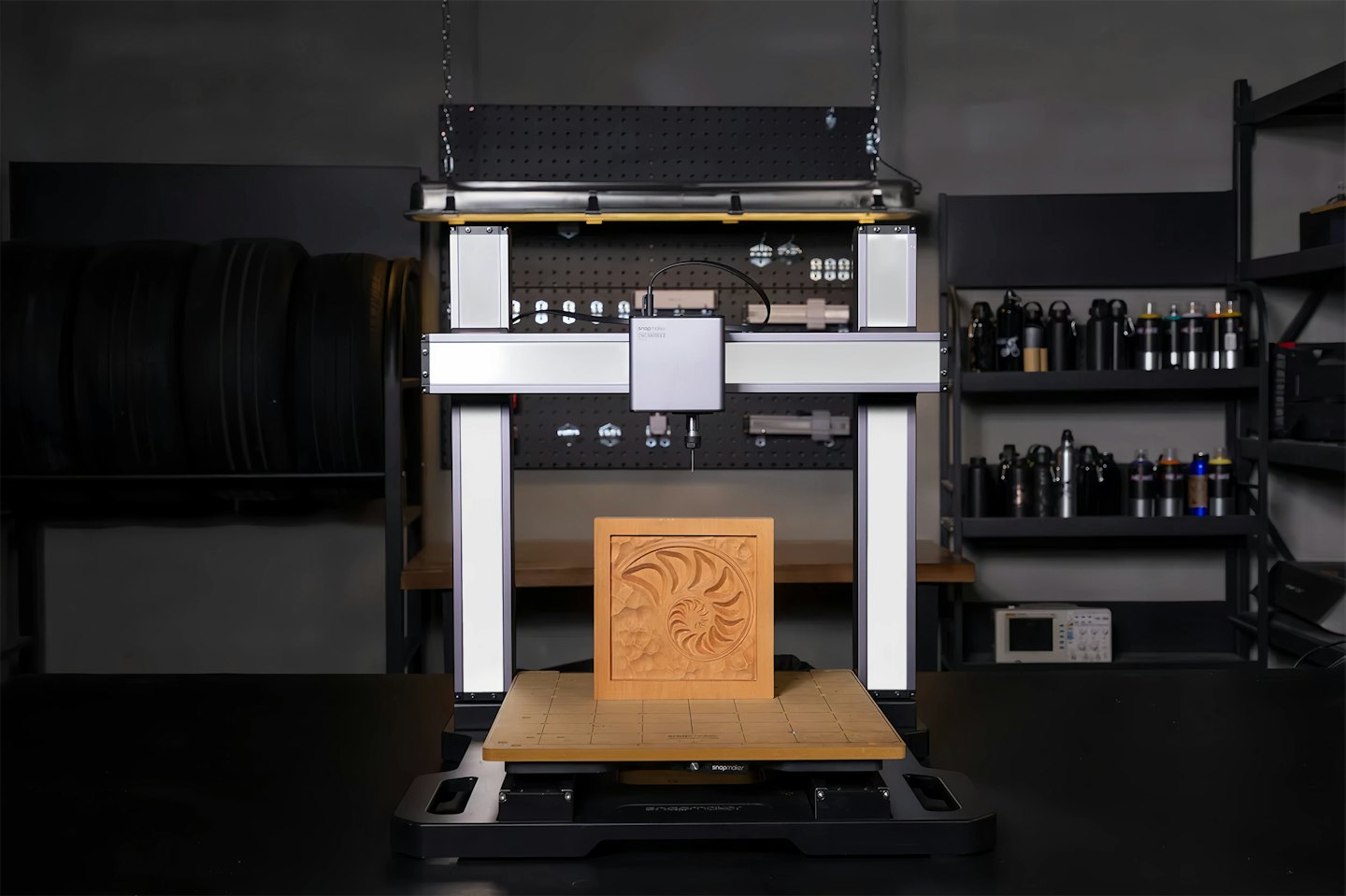 Macchina CNC che intaglia un disegno intricato nel legno.